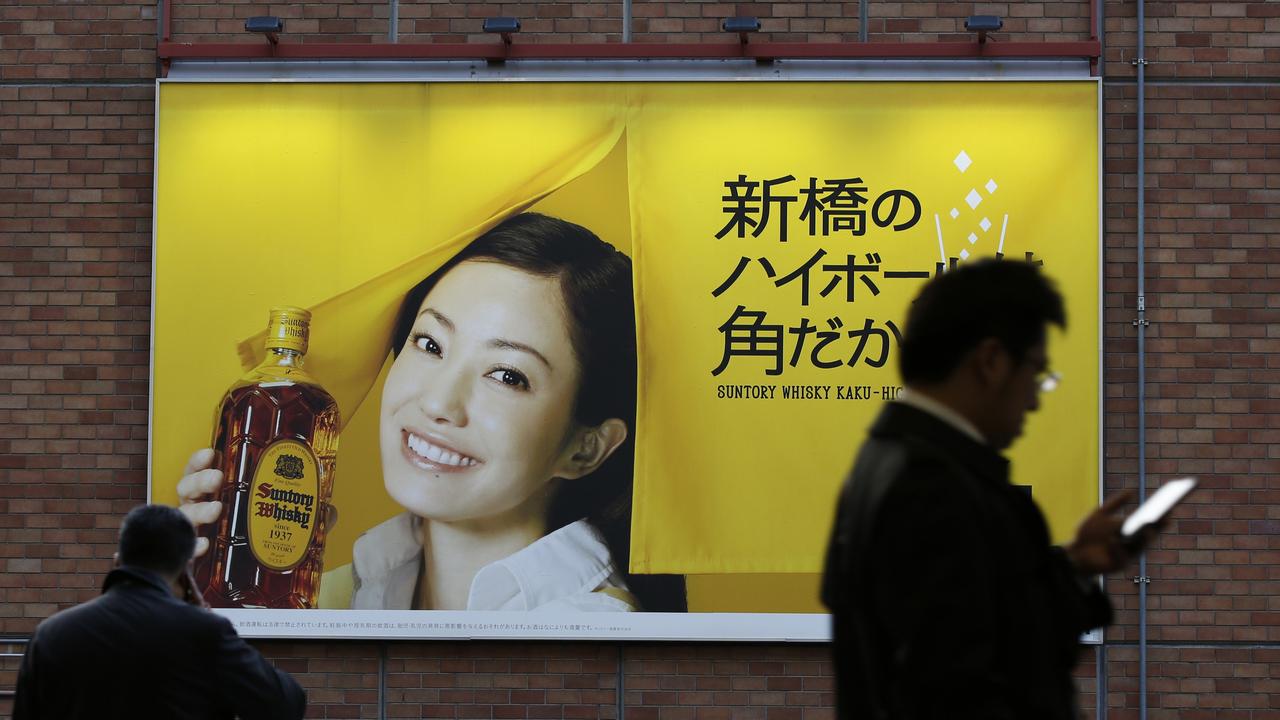 Panneau publicitaire vantant le whisky Kakubin du géant japonais des boissons Suntory. [Reuters - Issei Kato]