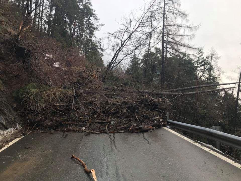 Une coulée de boue, de gravats et de branches a coupé la route entre les communes valaisannes au Levron. [RTS - Mariga Guillaume]