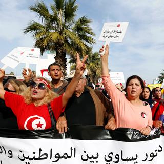 Des Tunisiens manifestent pour l'égalité des droits de succession à Tunis, le 10 mars 2018. [Reuters - Zoubeir Souissi]