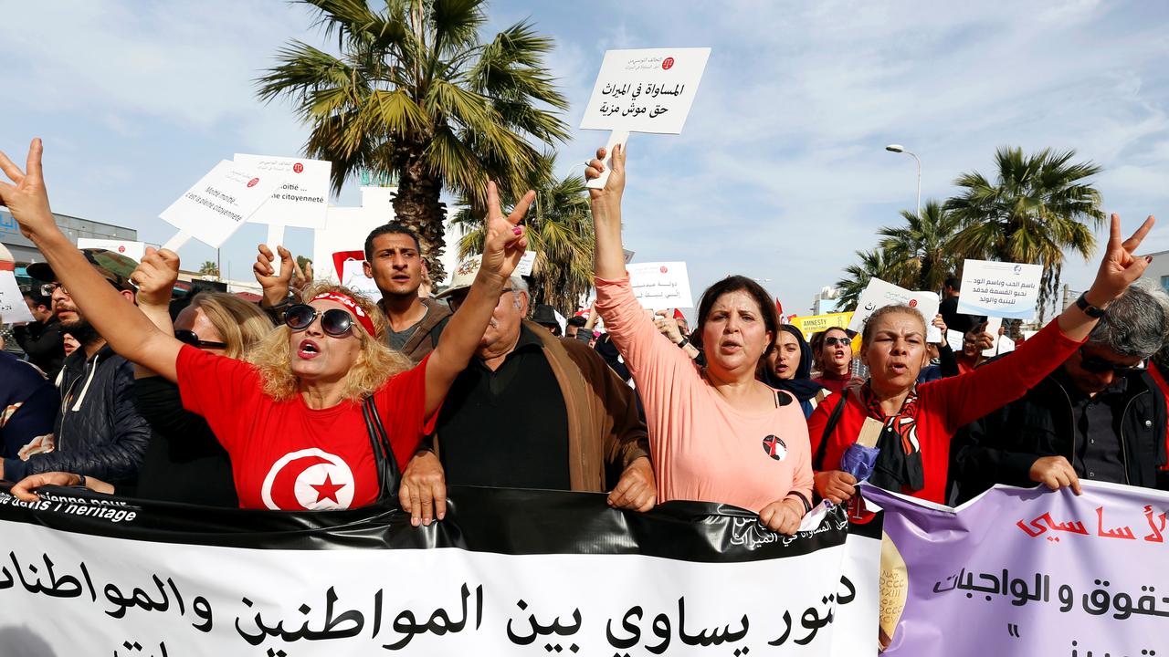 Des Tunisiens manifestent pour l'égalité des droits de succession à Tunis, le 10 mars 2018. [Reuters - Zoubeir Souissi]