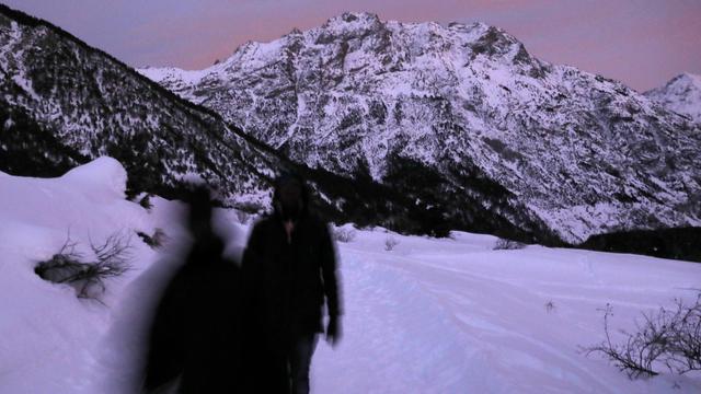 Deux migrants d'Afrique de l'Ouest en train de traverser la frontière entre l'Italie et la France, à proximité du village de Nevache. [Reuters - Siegfried Modola]