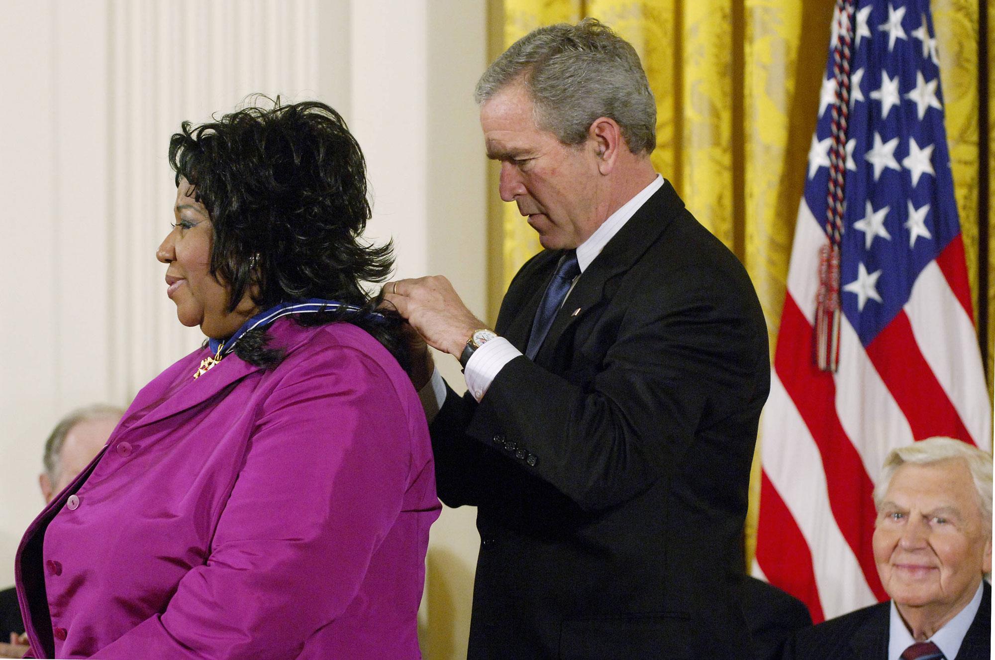 George W. Bush donne à Aretha Franklin la Médaille présidentielle de la Liberté, en novembre 2005. [Mandel NGAN - Mandel NGAN]