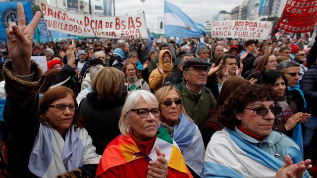 Ils étaient des dizaines de milliers lundi dans les rues de Buenos Aires pour protester contre la politique de rigueur du président argentin Mauricio Macri. [Martin Acosta]