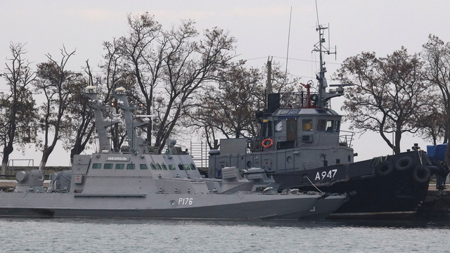 Les bateaux ukrainiens arraisonnés, photographiés dans le port de Kerch, en Crimée. [Reuters - Pavel Rebrov]