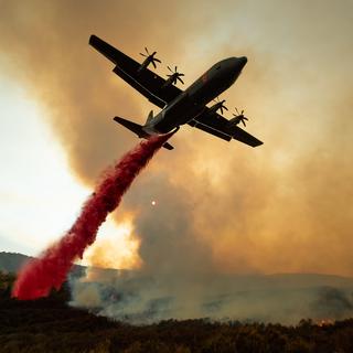 Les pompiers californiens tentent de maîtriser l'incendie, qui continue de croître. [AFP - Noah Berger]