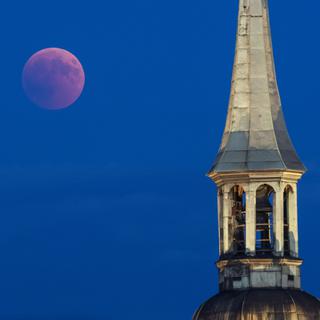 L'éclipse avec l'église du Saint-Esprit à Berne. [keystone - Patrick Huerlimann]