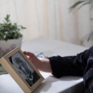 Une femme âgée tient un portrait de son mari décédé. [Fotolia - mickyso]