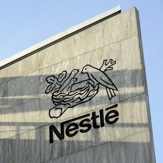 Le logo de Nestlé sur le siège du groupe à Vevey. [Keystone - Laurent Gilliéron]