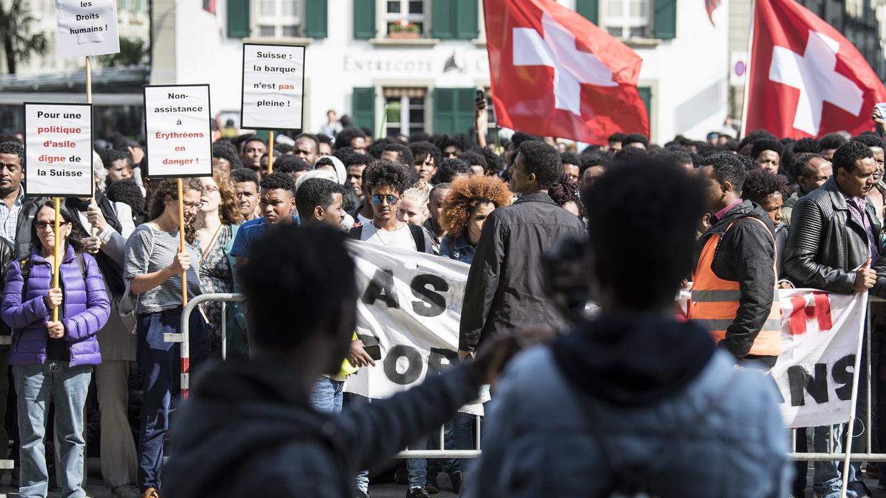 Environ 1500 Erythréens ont manifesté le 18.05.2018 à Berne contre le durcissement de la politique d'asile de la Confédération. [Keystone - Peter Schneider]