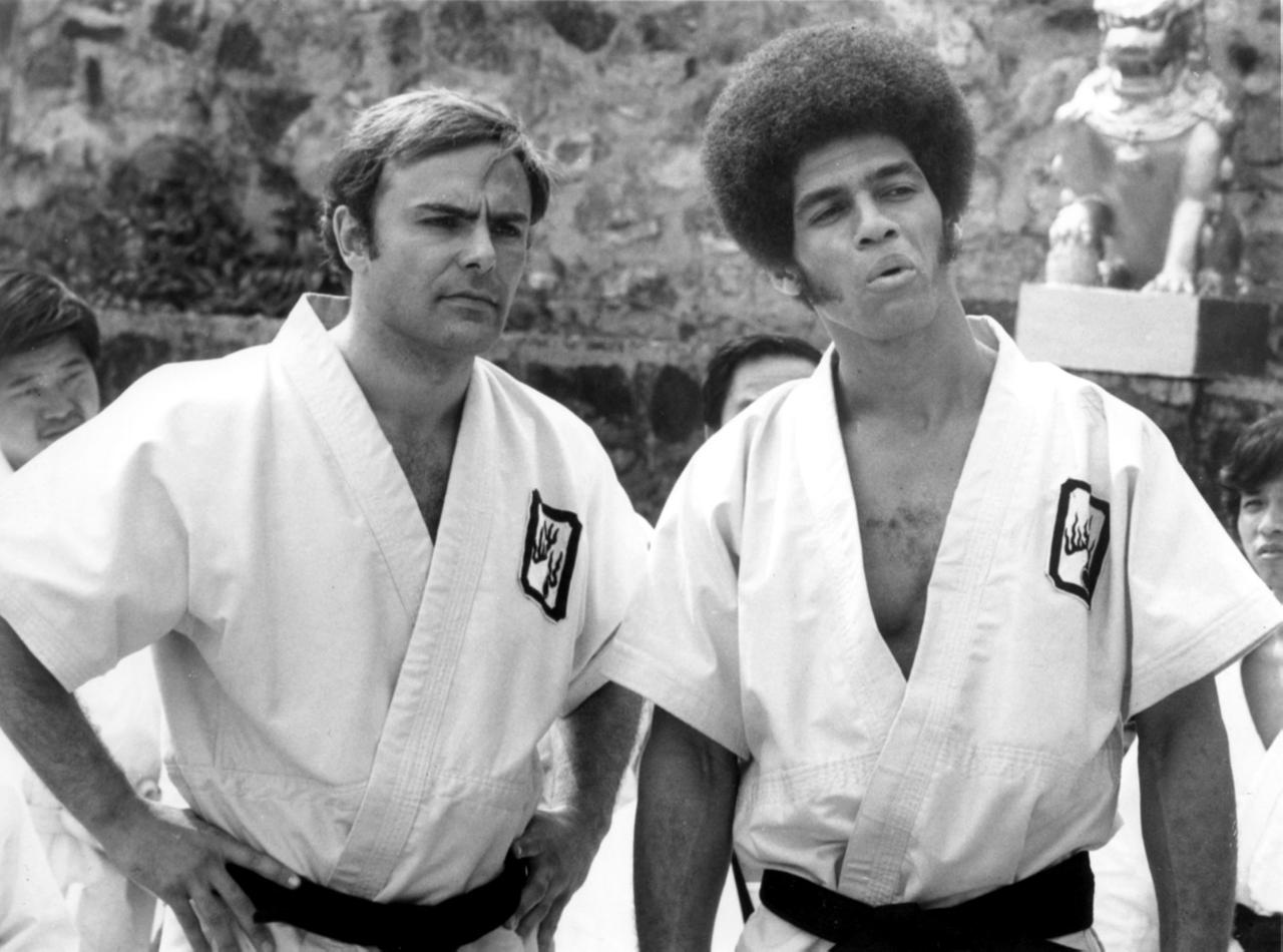 Les acteurs John Saxon (à gauche) et Jim Kelly dans le film "Opération Dragon". [Archives du 7eme Art / Photo12/AFP]