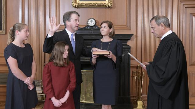 Brett Kavanaugh a prêté serment devant sa famille. [Keystone - Fred Schilling/Collection of the Supreme Court of the United States via AP]