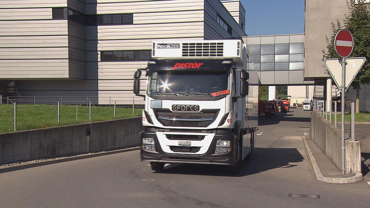 En Suisse, près de 52'000 camions sont immatriculés, dont une vingtaine est électrique. [RTS]