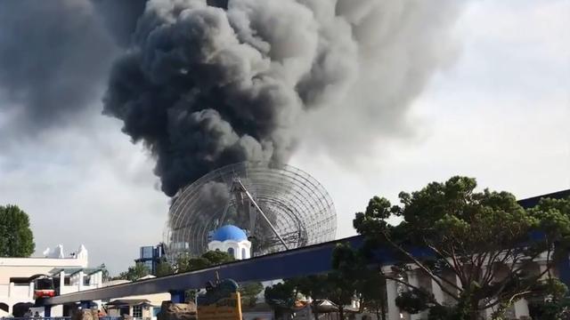 L'incendie touche "le quartier scandinave" du parc d'attraction.