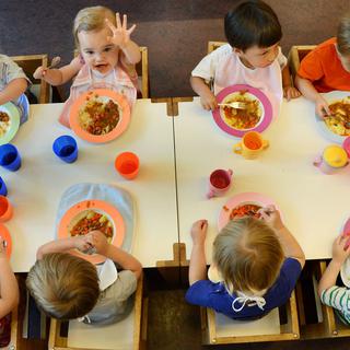 Des parents genevois veulent que l'alimentation soit mieux contrôlée dans les crèches (image d'illustration). [DPA/AFP - Waltraud Grubitzsch]