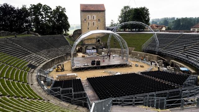 Des ouvriers travaillent au montage de la scène de l'opera d'Avenches dans les arènes romaines.
Jean-Christophe Bott
Keystone [Des ouvriers travaillent au montage de la scène de l'opera d'Avenches dans les arènes romaines.
Jean-Christophe Bott]