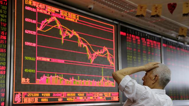 Un petit investisseur regarde la graphique de la bourse dans un bureau de courtage de Pékin. [Reuters - Jason Lee]