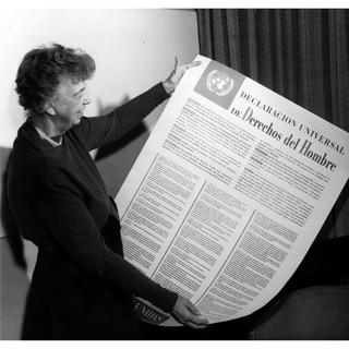 Eleanor Roosevelt et le texte espagnol de la Déclaration universelle des droits de l'homme. [AFP - Ann Ronan Picture Library]