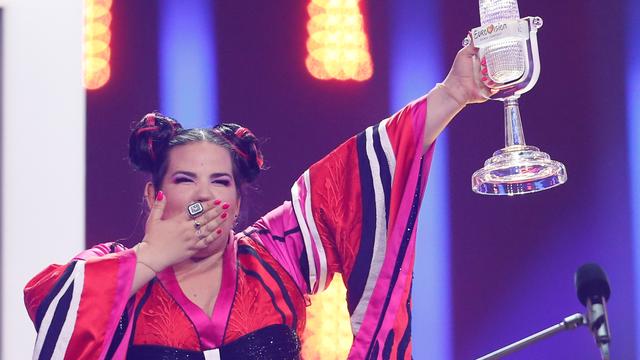 La chanteuse israélienne Netta Barzilai soulève le trophée de l'Eurovision. [Pedro Nunes]