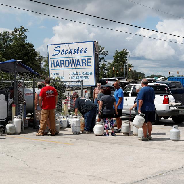 Des habitants de Caroline du Sud font la queue pour acheter du propane avant l'arrivée de l'ouragan Florence. [Reuters - Randall Hill]