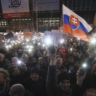 Les manifestants dans les rues de Bratislava vendredi soir. [Keystone - AP Photo/Ronald Zak]