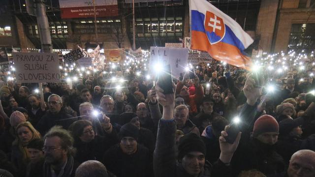 Les manifestants dans les rues de Bratislava vendredi soir. [Keystone - AP Photo/Ronald Zak]