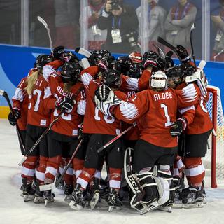 Les Suissesses célébrent leur victoire face aux deux Corée aux Jeux olympiques d'hiver de Pyeongchang ce samedi 10 février. [Keystone - Alexandra Wey]