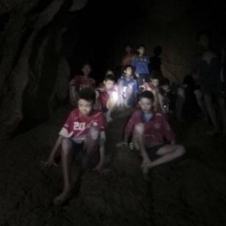 Les enfants photographiés dans la grotte le 2 juillet dernier. [AP/Keystone - Tham Luang Rescue Operation Center]