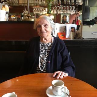 Fernande Jordan, patronne du Café Monti à Zurich, prend sa retraite à 97 ans. [RTS - Séverine Ambrus]