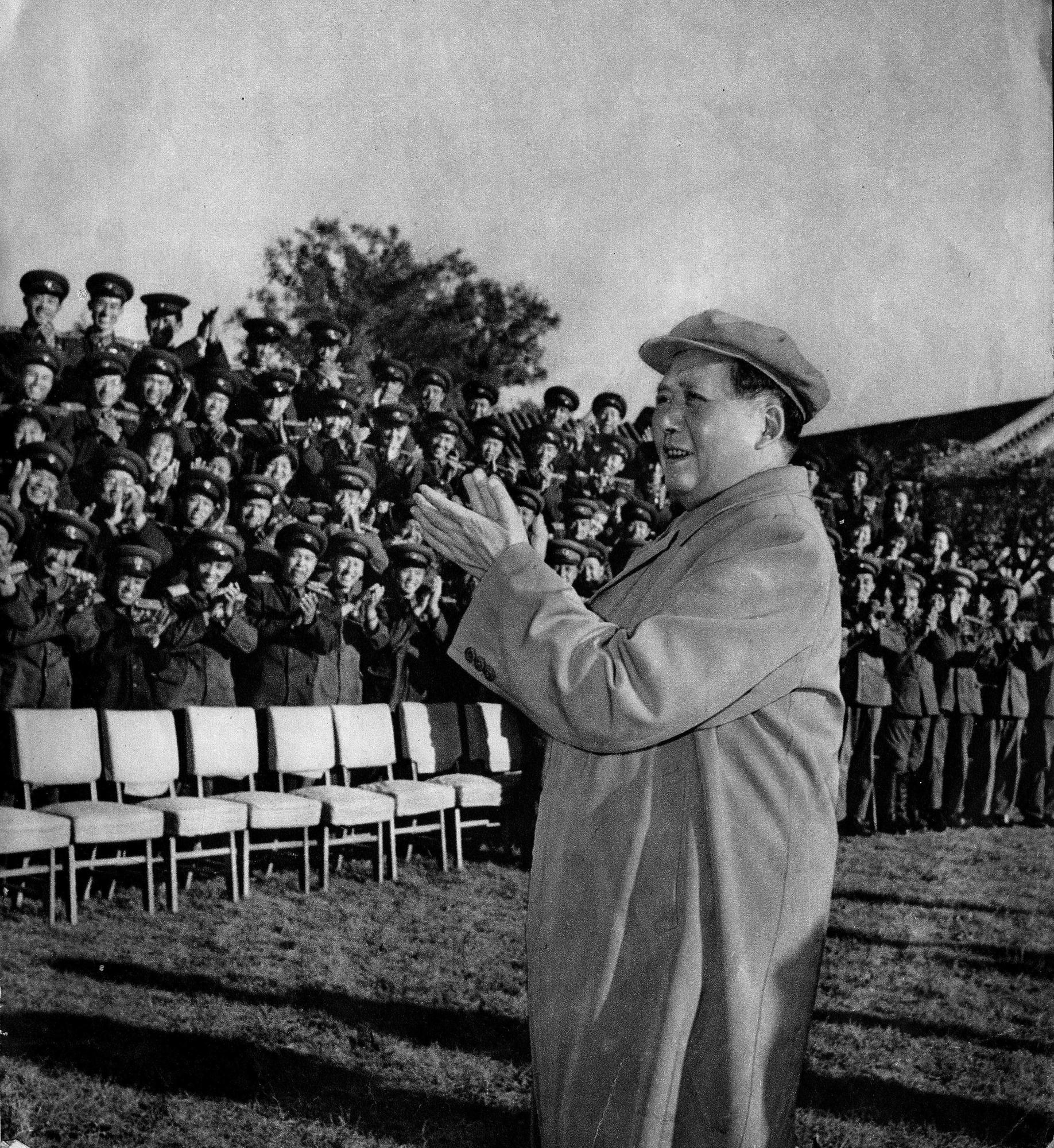 Visite du Président Mao aux troupes nord coréennes, en 1950. [AFP - Selva/Leemage]