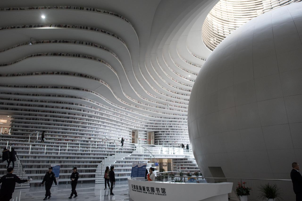 Architecture spectaculaire en guise d’appât: la nouvelle bibliothèque Tianjin Binjai dans la ville chinoise de Tianjin. [AFP - FRED DUFOUR]