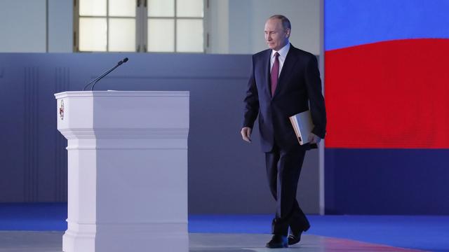 Le président russe et candidat à sa réélection Vladimir Poutine s'adressant au Parlement le jeudi 1er mars. [KEYSTONE - EPA/MAXIM SHEMETOV / POOL]