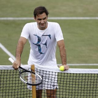 Roger Federer entamera dans son "jardin" de Wimbledon contre Dusan Lajovic. [Keystone - Peter Klaunzer]