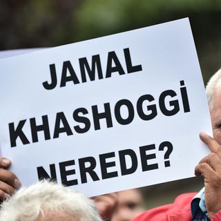 Un homme brandit une pancarte "Où est Jamal ?" pendant une manifestation. [AFP - Ozan Kose]