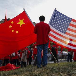 Les drapeaux chinois et américain. [EPA/Keystone - Erik S.Lesser]