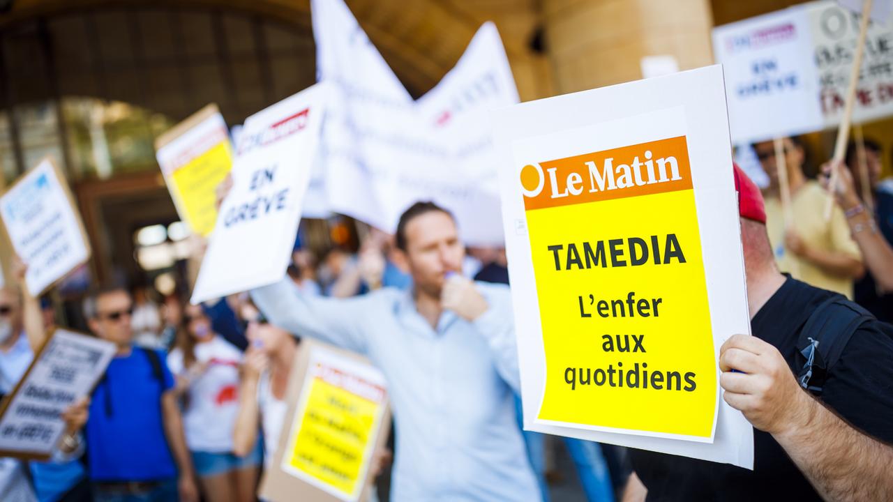 Des journalistes romands du groupe Tamedia manifestent devant la gare de Lausanne. [Keystone - Valentin Flauraud]