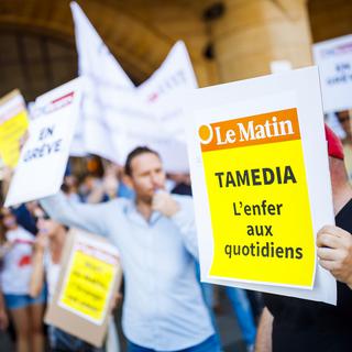 Des journalistes romands du groupe Tamedia manifestent devant la gare de Lausanne. [Keystone - Valentin Flauraud]