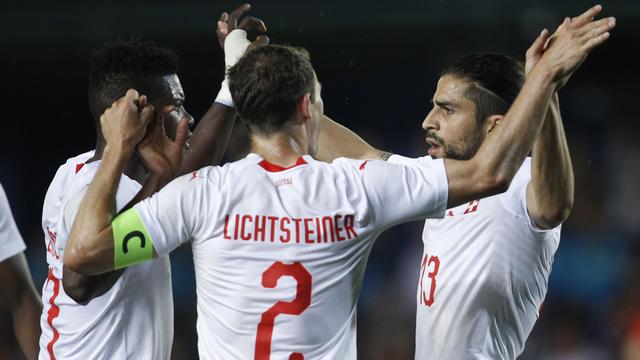 Lichtsteiner et Embolo félicitent Rodriguez après son but. [Alberto Saiz]