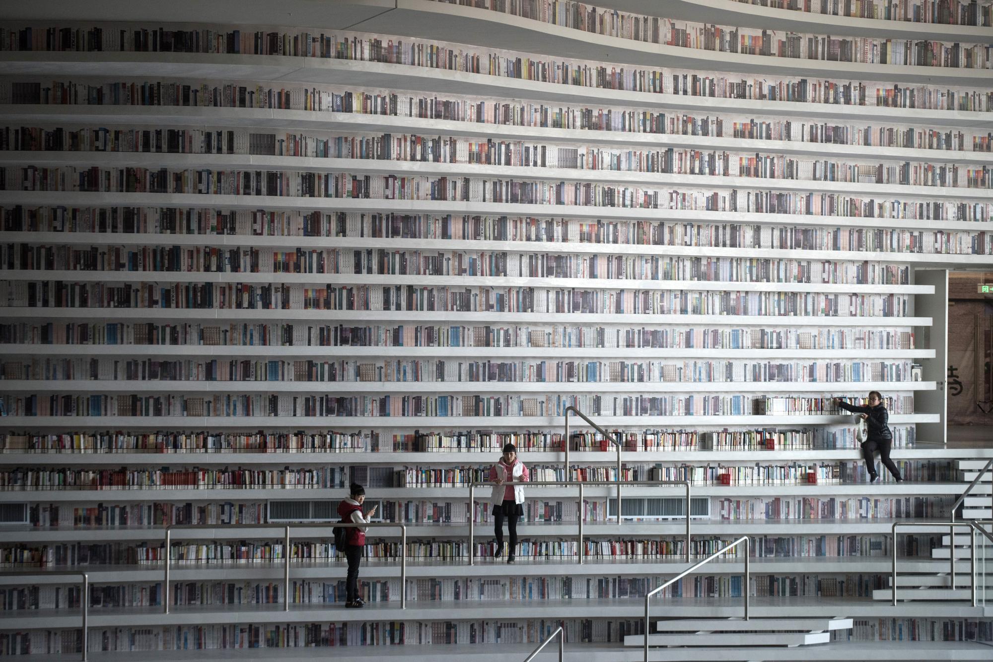 Tandis que certaines bibliothèques renoncent totalement au livre, la nouvelle bibliothèque de la ville chinoise de Tianjin en rassemble 1,2 million. [AFP - FRED DUFOUR]