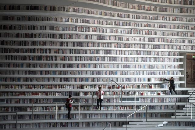 Tandis que certaines bibliothèques renoncent totalement au livre, la nouvelle bibliothèque de la ville chinoise de Tianjin en rassemble 1,2 million. [AFP - FRED DUFOUR]