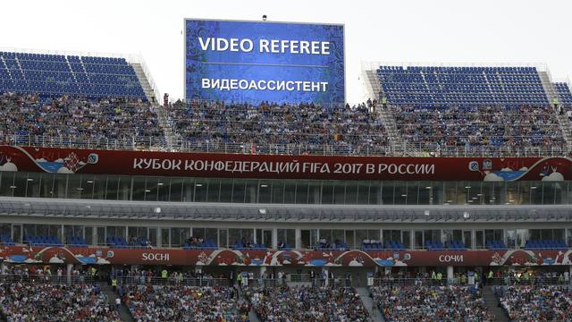 L'arbitrage vidéo, testé pendant la Coupe des Confédérations, sera utilisé pour la Coupe du monde 2018. [Thanassis Stavrakis]