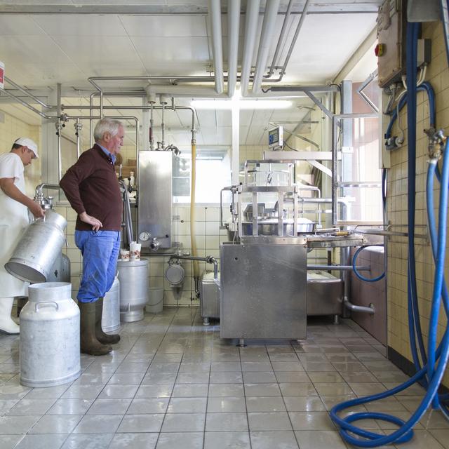 Un producteur amenant son lait à la laiterie de Ballens (VD) en 2014. [Keystone - Gaetan Bally]
