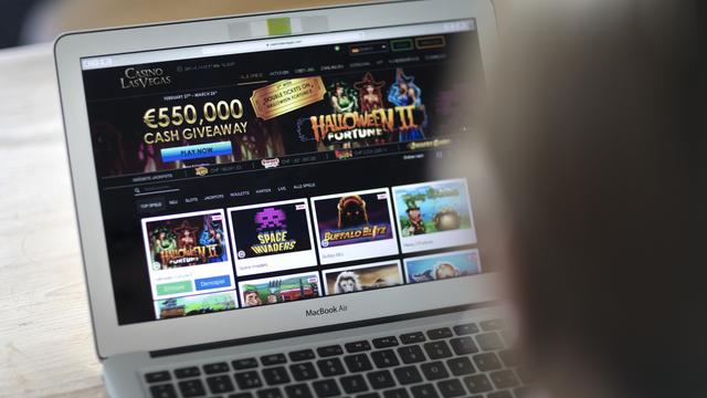 Un homme jouant au casino en ligne (image d'illustration). [Keystone - Gaetan Bally]