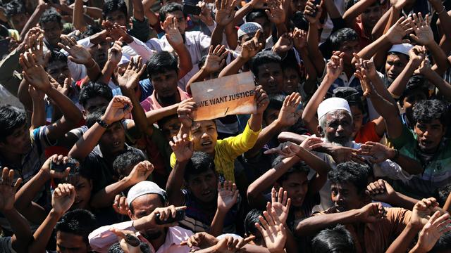 Les réfugiés rohingya manifestent contre les rapatriements en Birmanie et demandent justice. [Reuters - Mohammad Ponir Hossain]