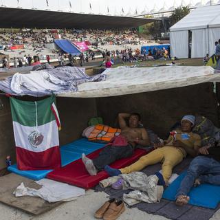 Des migrants centraméricains hébergés dans des tentes à Mexico. [Keystone - Rodrigo Abd]