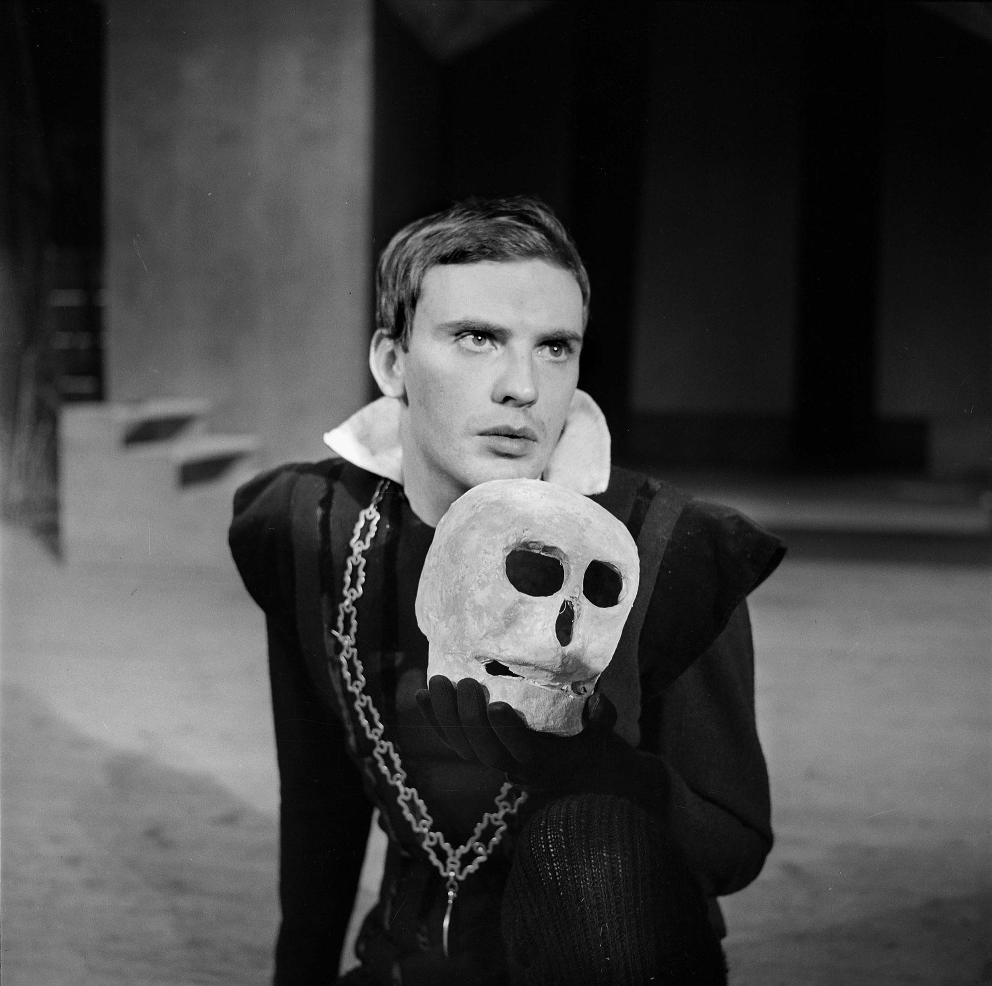 Jean-Louis Trintignant dans "Hamlet" (1960) [Roger-Viollet/AFP - Lipnitzki]