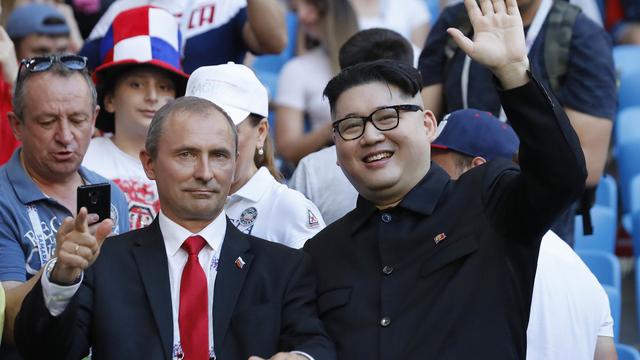 Vladimir Poutine aux côtés du Nord-Coréen Kim Jong un au stade de Samara, 25.06.2018. [AP/Keystone - Hassan Ammar]