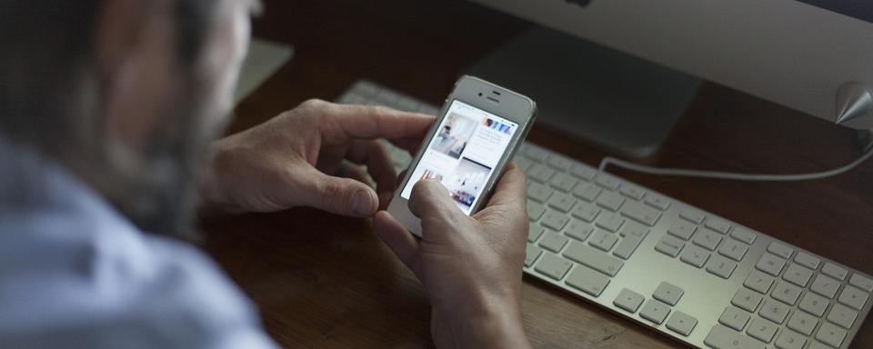 Les écrans des ordinateurs et des smartphones diffusent de la lumière bleue. [Keystone - Petra Orosz]