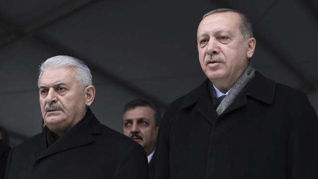 Le président turc Recep Tayyip Erdogan (droite) et le Premier ministre Binali Yildrim, samedi 27 janvier 2018, à Istanbul. [AP Presidential Press Service - YASIN BULBUL]