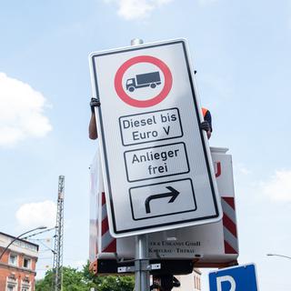 Les véhicules diesel les plus polluants seront interdits sur deux axes à Hambourg. [AFP - Daniel Bockwoldt/dpa]