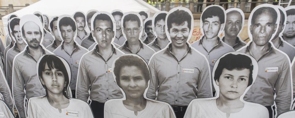 Hommage en photos à des personnes disparues pendant la guerre en Colombie. [AFP - Daniel Garzon Herazo]